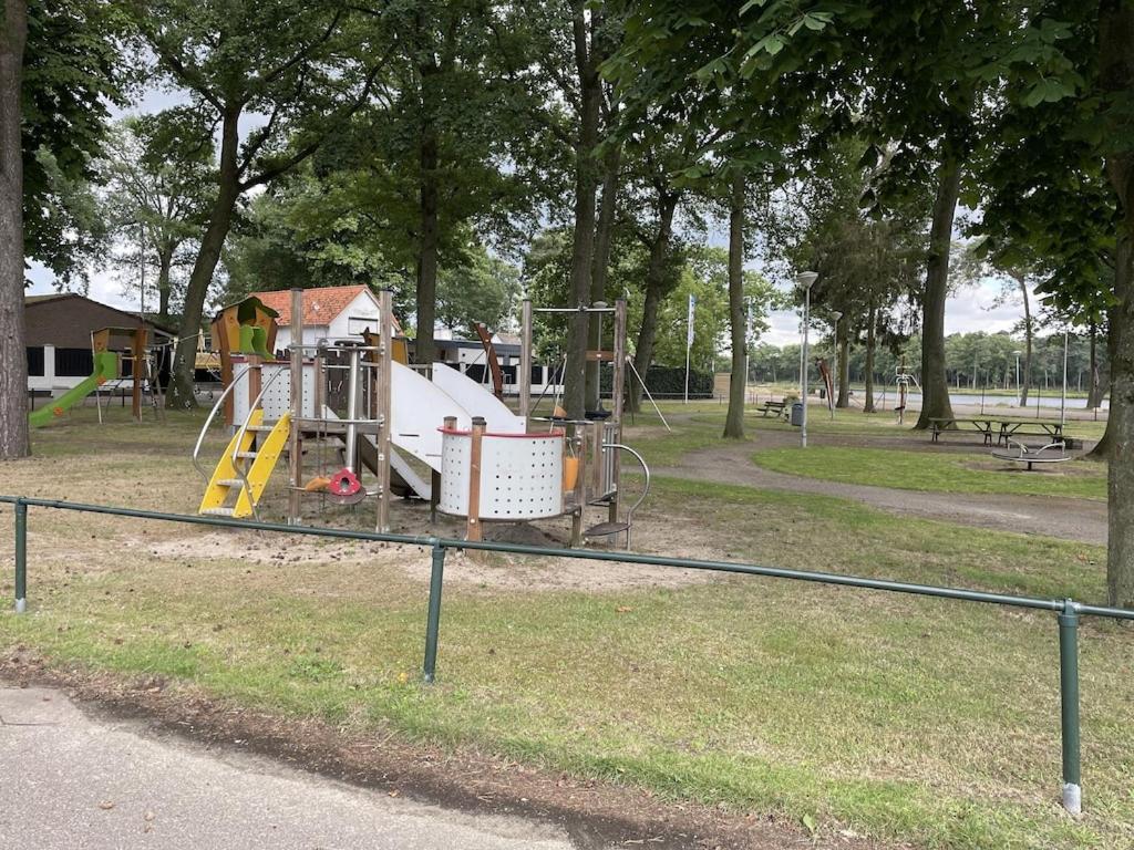 Freistehendes Ferienhaus Am See Naehe Roermond Heel ภายนอก รูปภาพ