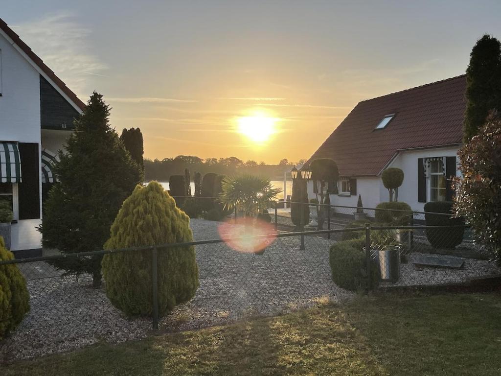 Freistehendes Ferienhaus Am See Naehe Roermond Heel ภายนอก รูปภาพ