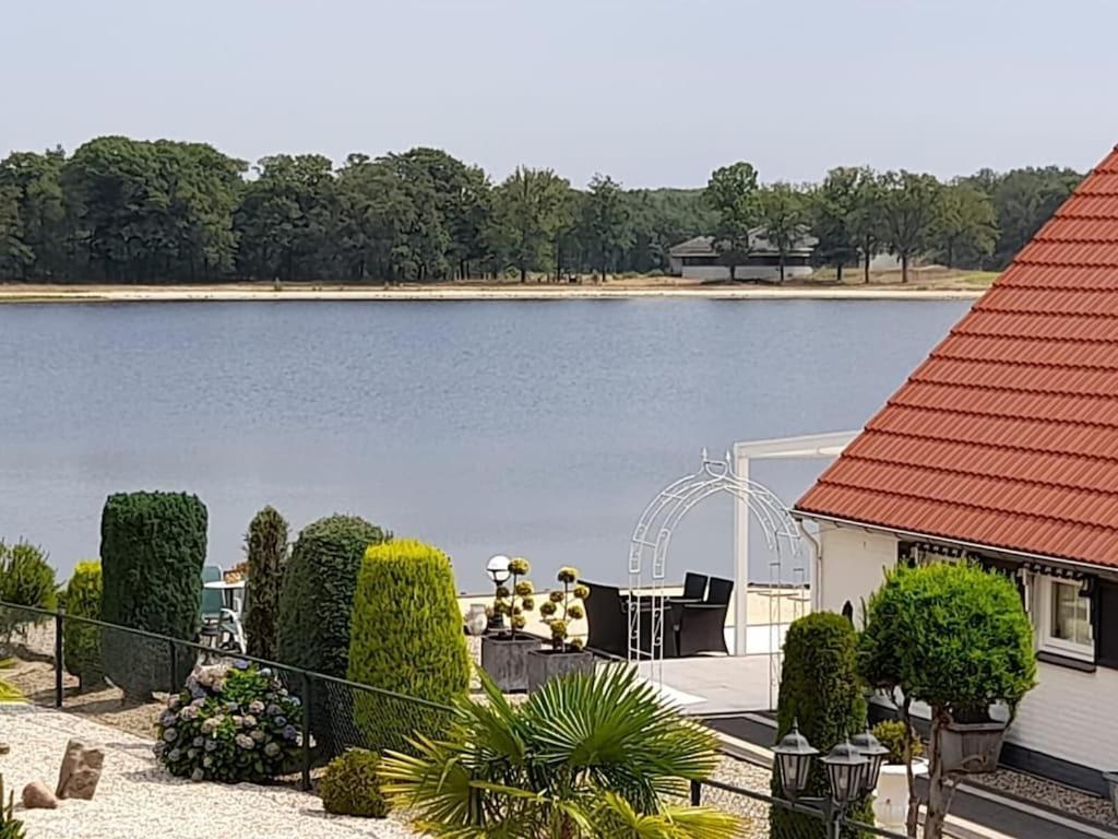 Freistehendes Ferienhaus Am See Naehe Roermond Heel ภายนอก รูปภาพ